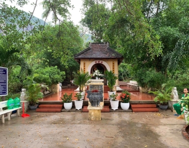 Tham quan Miếu 5 Cô Côn Đảo thu hút đông đảo du khách