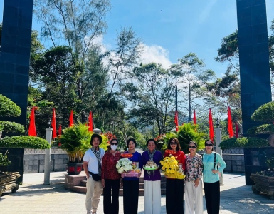 Mua lễ cúng Cô Sáu Côn Đảo tại nghĩa trang Hàng Dương