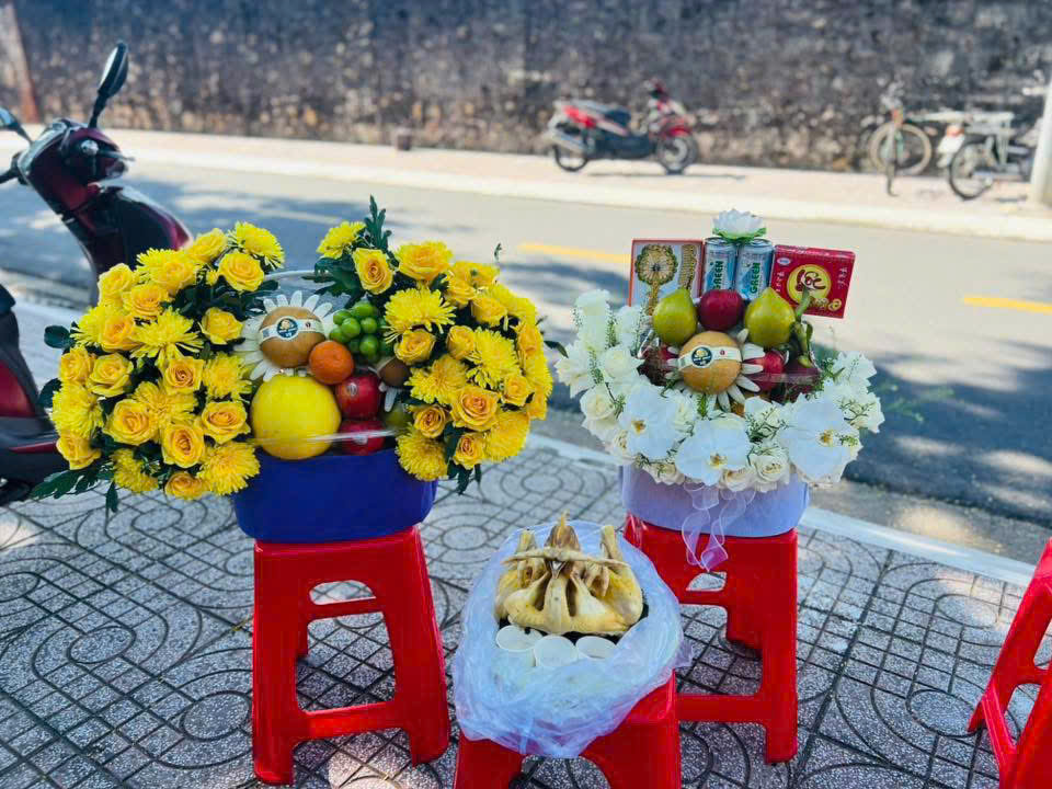 Hoa cúng cô Sáu Cam Đảo