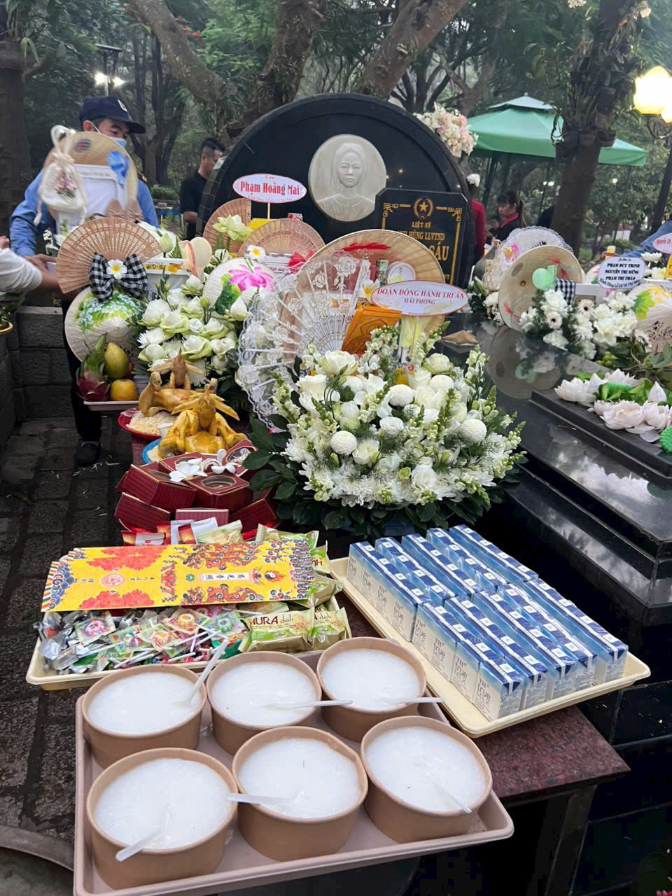 nhận lễ hộ Cô Sáu Côn Đảo