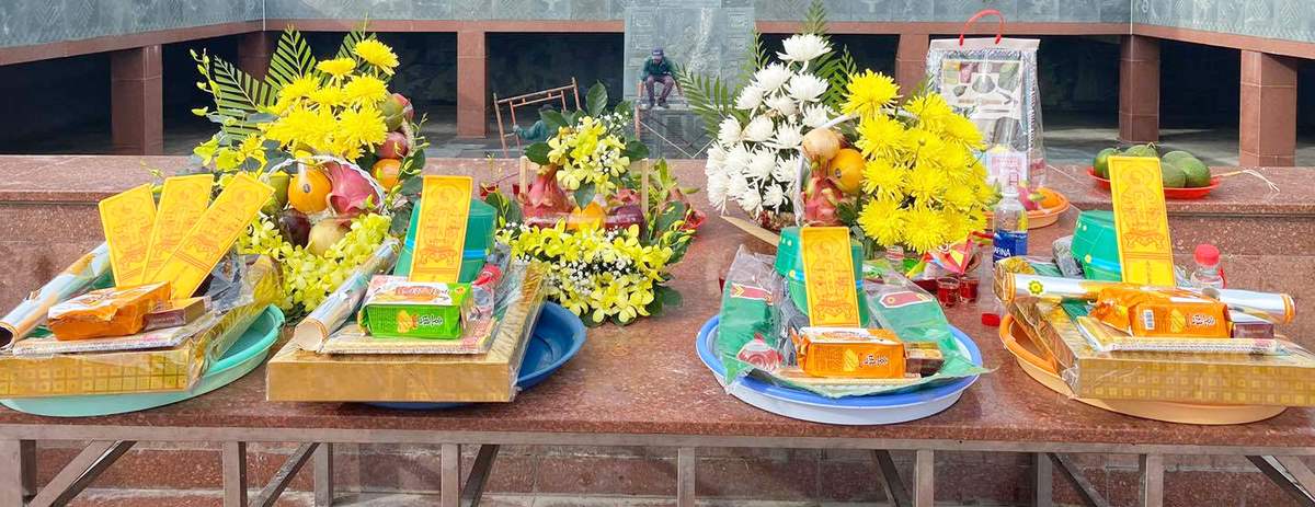 Hoa cúng cô Sáu Tam Đảo