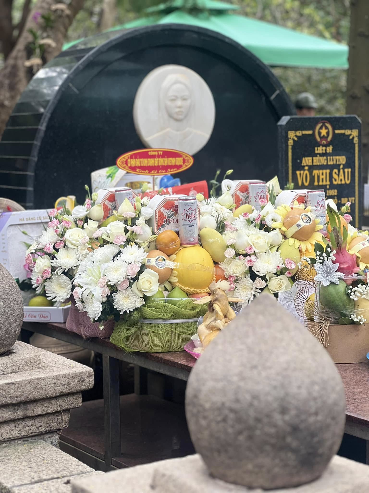 Mâm cúng cô sáu và chiến sĩ côn đảo